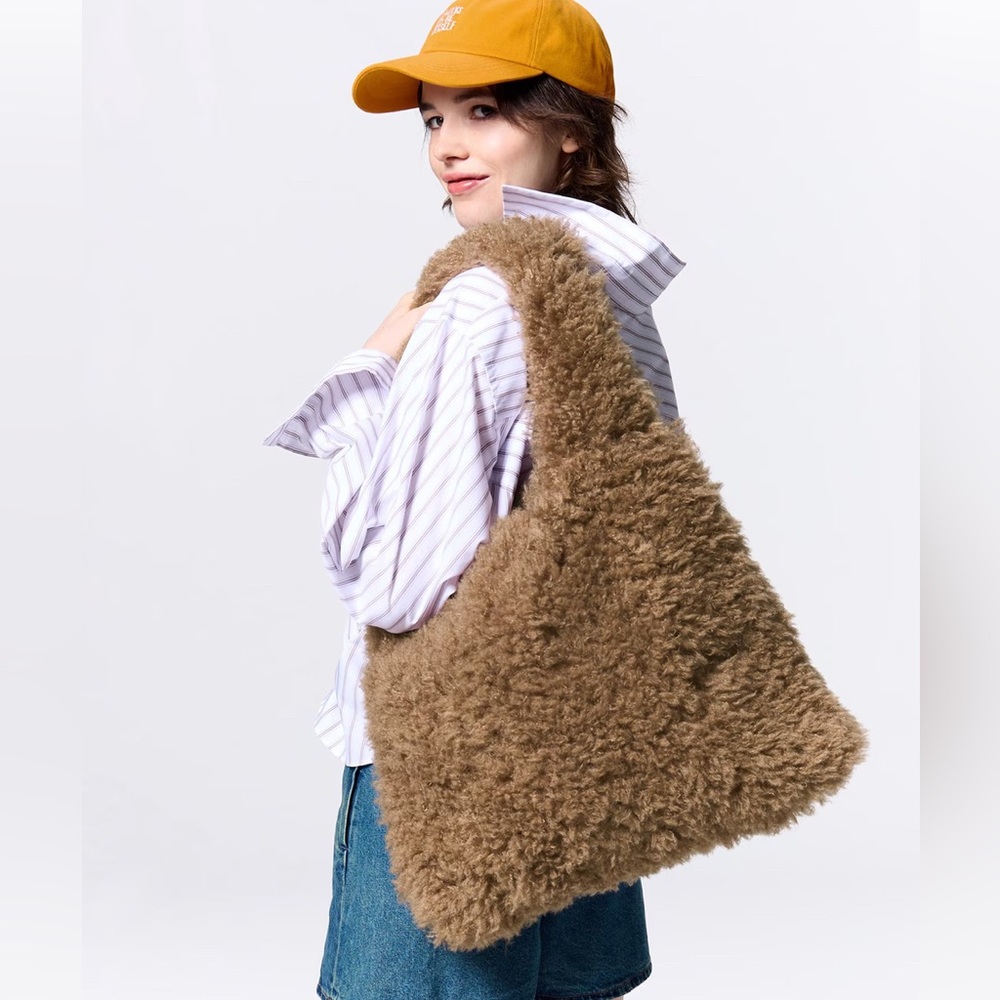 GU Faux Fur Tote Bag - Picture 3 of 4